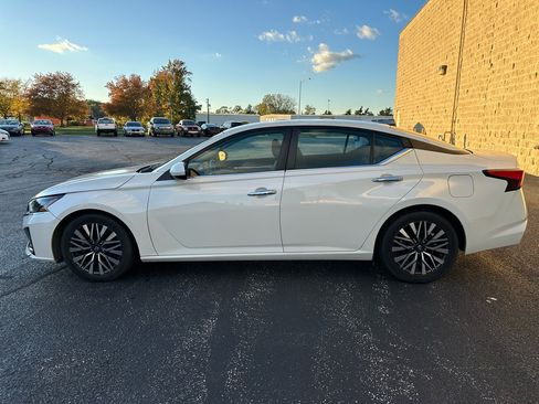 Used 2023 Nissan Altima 2.5 SV image 2