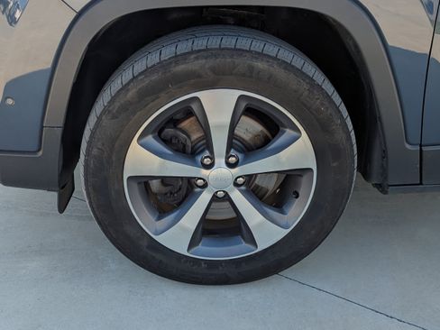 Used 2021 Jeep Cherokee Limited AWD/4WD image 9
