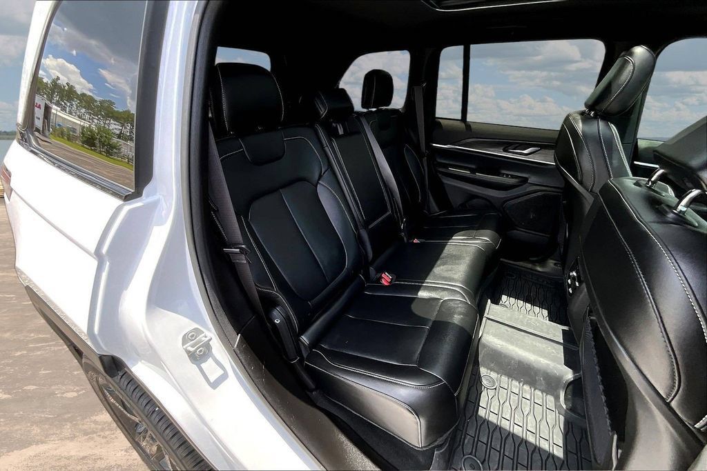 Used 2025 Jeep Grand Cherokee Limited w/ Black Appearance Package RWD image 27