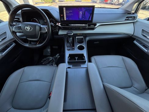 Used 2025 Toyota Sienna XLE FWD image 37