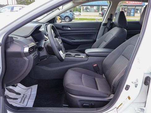 Used 2025 Nissan Altima 2.5 SV FWD image 7