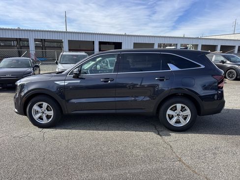Certified 2025 Kia Sorento LX image 4
