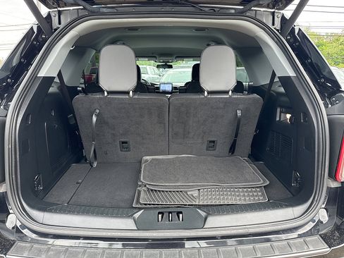 Used 2023 Ford Explorer XLT w/ Equipment Group 202A AWD/4WD image 28