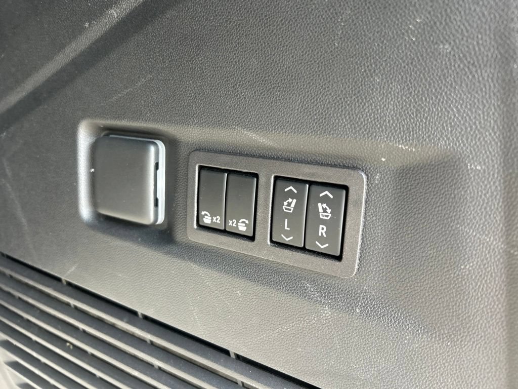 Used 2023 GMC Yukon SLT w/ SLT Premium Package RWD image 49