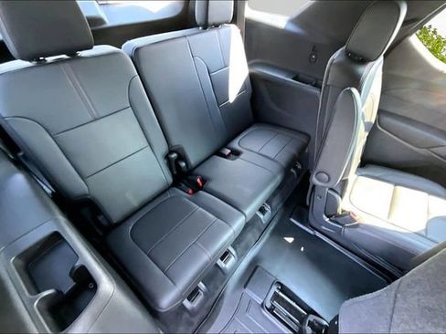 Used 2023 Chevrolet Traverse RS FWD image 26
