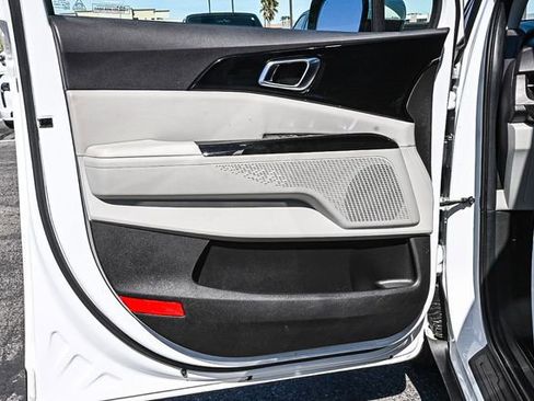 Used 2023 Kia Carnival EX image 22