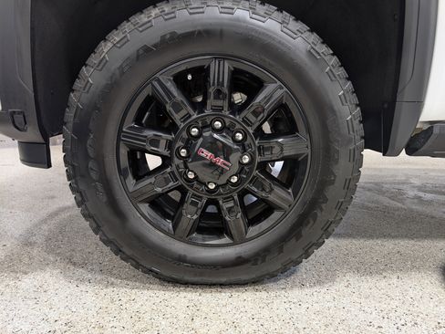 Used 2025 GMC Sierra 2500 AT4 w/ AT4 Premium Plus Package image 12