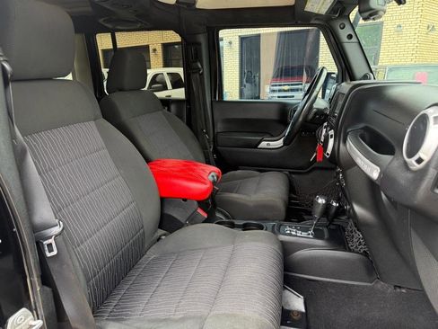 Used 2014 Jeep Wrangler Unlimited Sahara w/ Connectivity Group AWD/4WD image 13