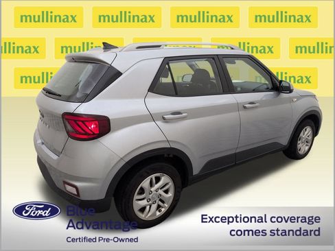 Used 2020 Hyundai Venue SEL FWD image 3