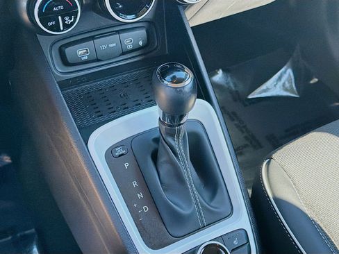 Used 2024 Hyundai Venue Limited image 16