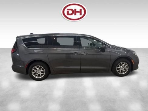 Used 2023 Chrysler Pacifica Touring-L FWD image 2