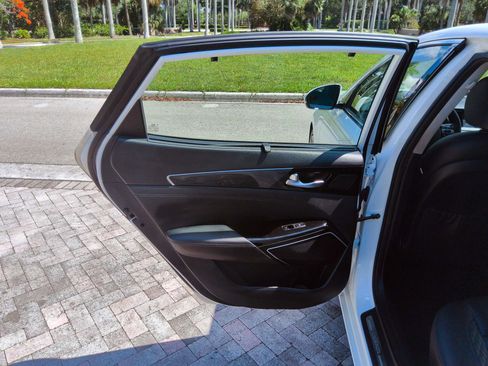 Used 2019 Kia Cadenza Limited FWD image 37