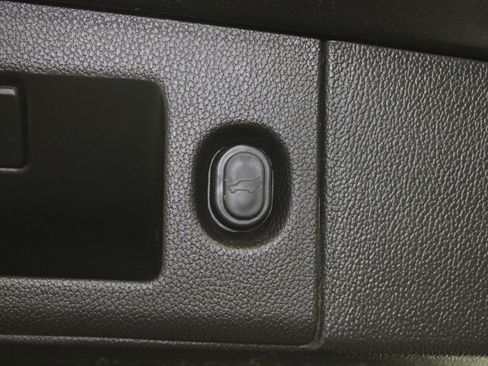 Used 2017 Chevrolet Suburban LT AWD/4WD image 17