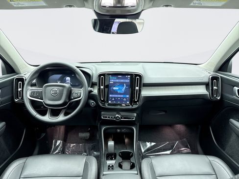 Used 2025 Volvo XC40 B5 Core image 14