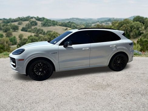 Used 2025 Porsche Cayenne Turbo AWD/4WD image 4