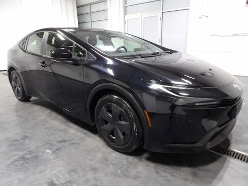 Used 2025 Toyota Prius LE FWD image 2