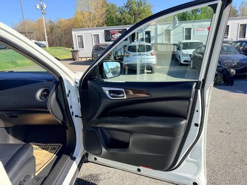 Used 2017 Nissan Pathfinder Platinum w/ Family Entertainment Package image 10