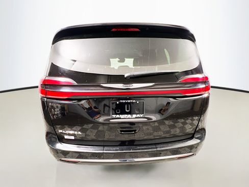 Used 2024 Chrysler Pacifica Touring-L FWD image 6
