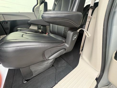 Used 2024 Chrysler Pacifica Touring-L image 20