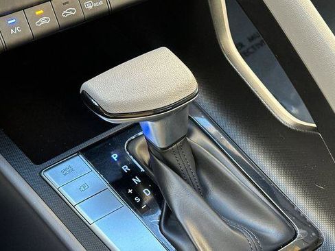 Used 2025 Hyundai Elantra SE image 21