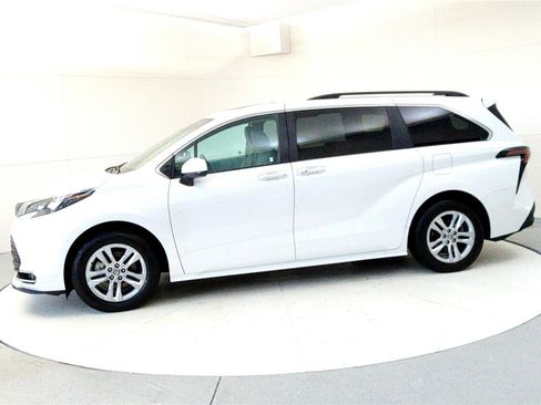 Certified 2024 Toyota Sienna XLE w/ XLE Plus Package image 3