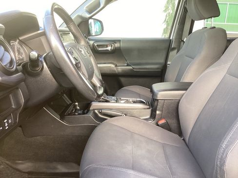 Used 2018 Toyota Tacoma TRD Sport w/ Technology Package image 4