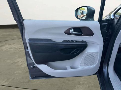 Used 2018 Chrysler Pacifica Touring-L Plus w/ Tire & Wheel Group FWD image 10
