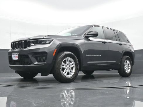 Used 2024 Jeep Grand Cherokee Laredo image 17
