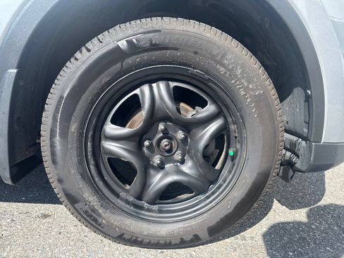 Used 2018 Toyota RAV4 LE AWD/4WD image 10