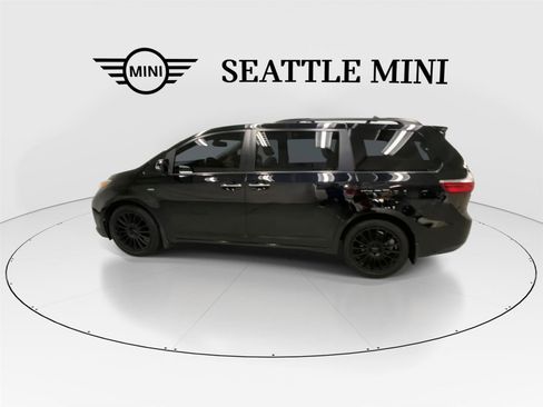 Used 2017 Toyota Sienna Limited Premium image 6