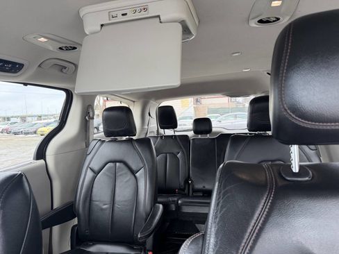 Used 2018 Chrysler Pacifica Touring-L image 15