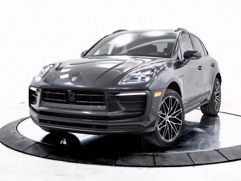 Certified 2025 Porsche Macan image 1