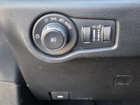 Used 2018 Chrysler Pacifica Limited w/ Tire & Wheel Group image 32