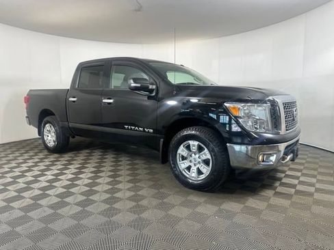 Used 2018 Nissan Titan SV image 2
