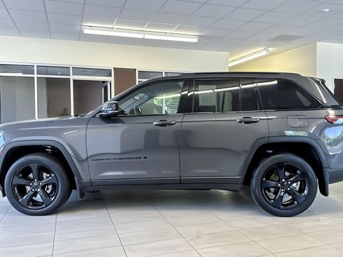 Used 2023 Jeep Grand Cherokee Altitude AWD/4WD image 7