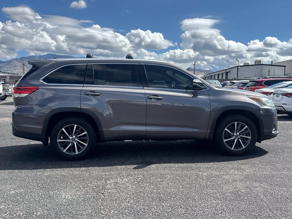 Used 2017 Toyota Highlander XLE AWD/4WD image 9
