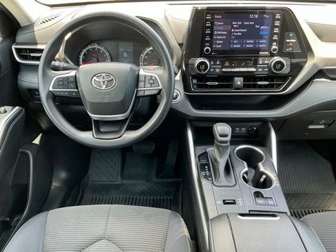 Used 2022 Toyota Highlander L FWD image 8