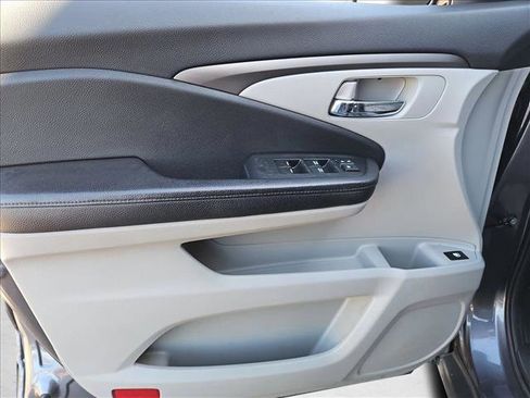 Used 2017 Honda Pilot EX image 10