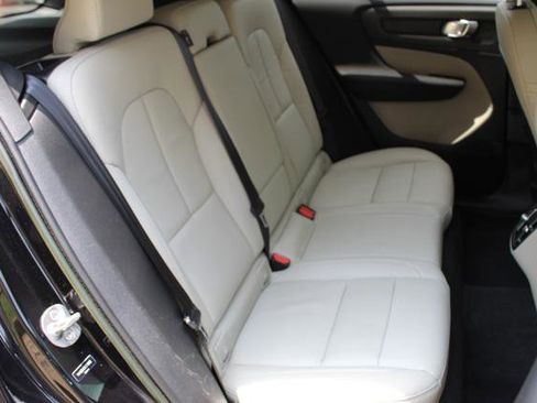 Used 2022 Volvo XC40 T5 Momentum image 27
