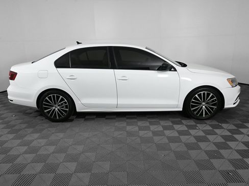 Used 2016 Volkswagen Jetta Sport image 24