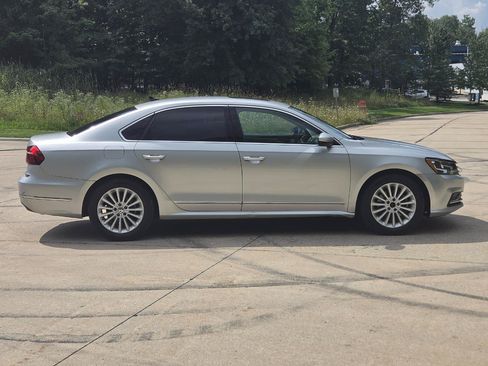 Used 2017 Volkswagen Passat 1.8T SE FWD image 6