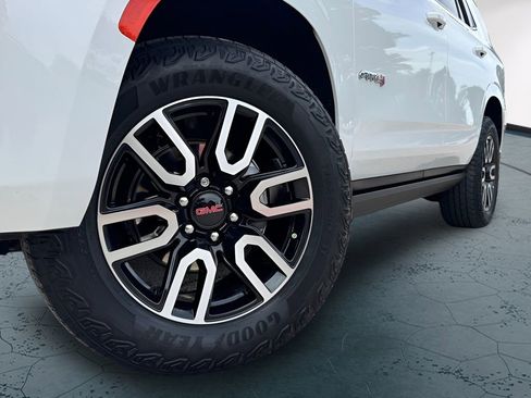 Used 2023 GMC Yukon AT4 AWD/4WD image 2