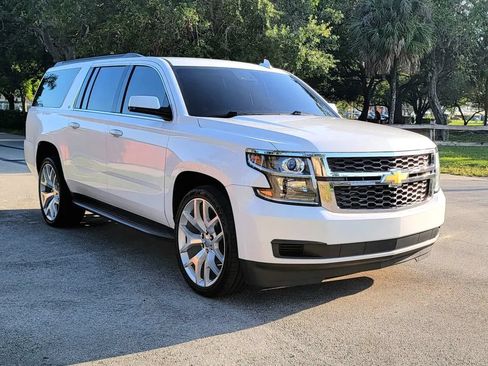 Used 2017 Chevrolet Suburban LT RWD image 3
