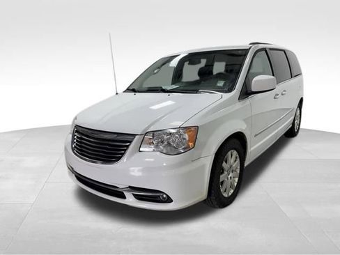 Used 2015 Chrysler Town & Country Touring w/ Driver Convenience Group image 2
