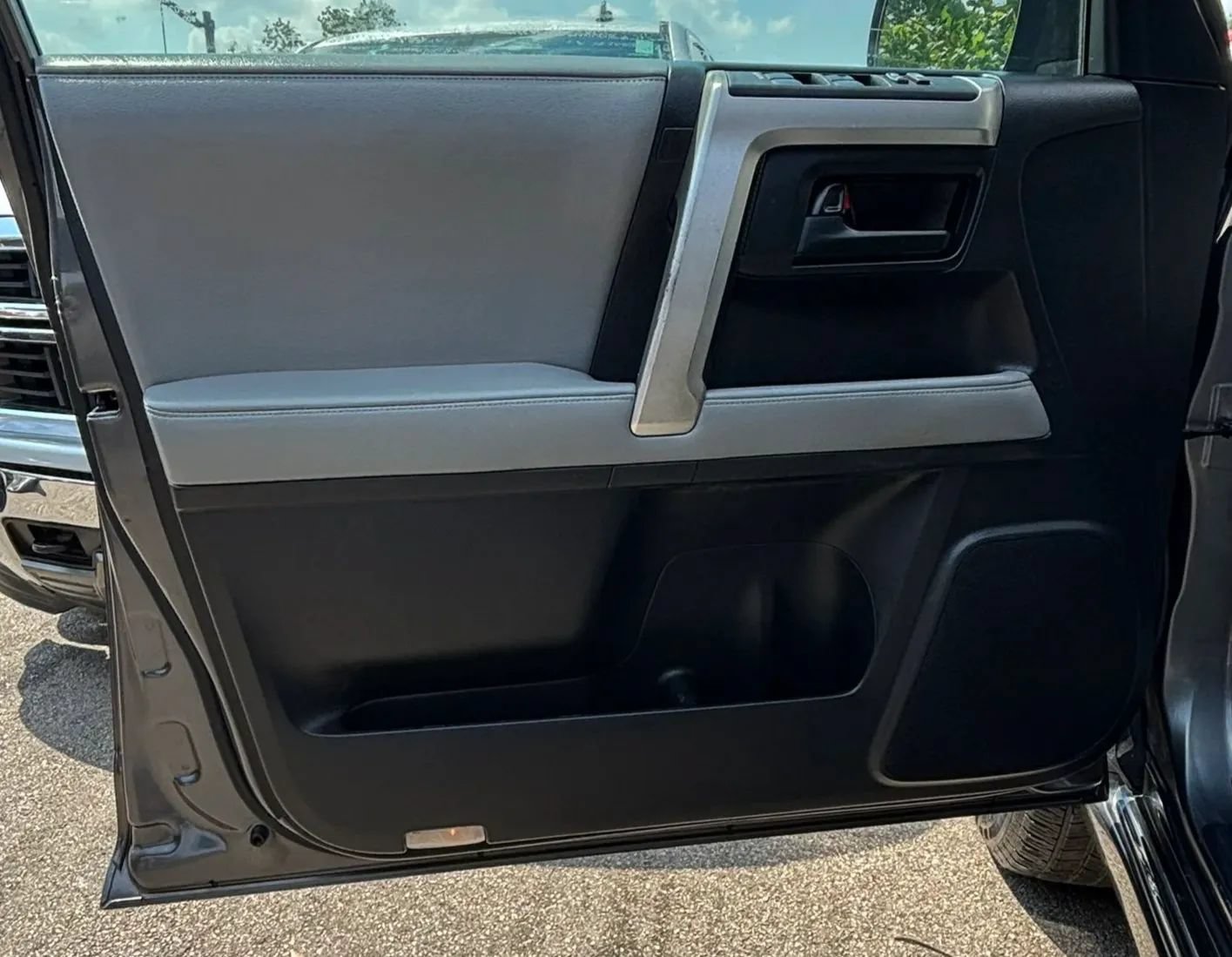 Used 2011 Toyota 4Runner SR5 w/ Premium Pkg w/Leather RWD image 18