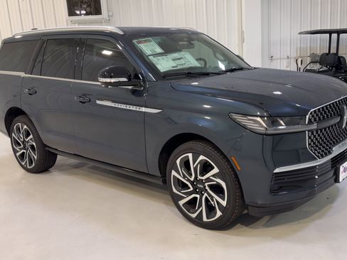 New 2026 Lincoln Navigator Reserve AWD/4WD image 3