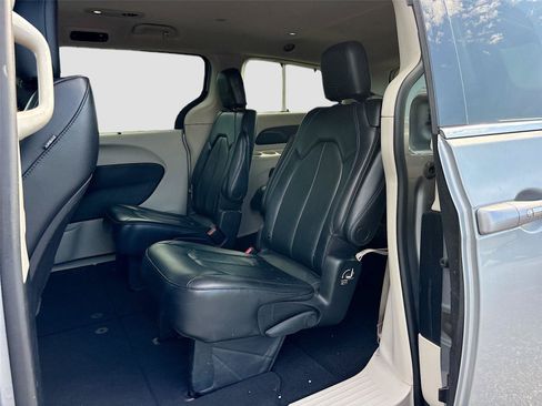 Used 2021 Chrysler Pacifica Touring-L FWD image 26