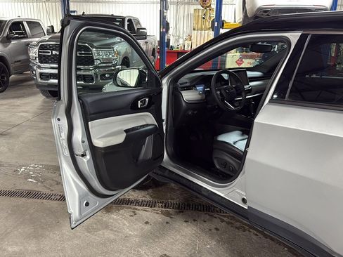 Used 2024 Jeep Compass Limited image 11