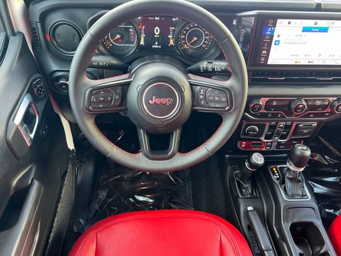 Used 2024 Jeep Wrangler Unlimited Rubicon image 14