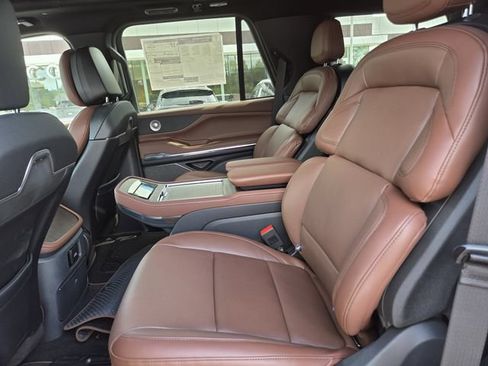 New 2026 Lincoln Navigator Reserve AWD/4WD image 17